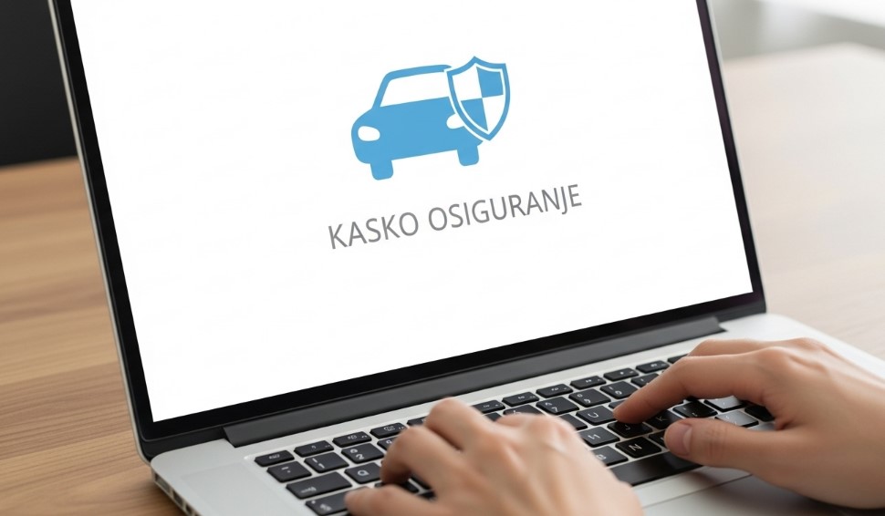 Čovek na laptopu radi kasko osiguranje vozila